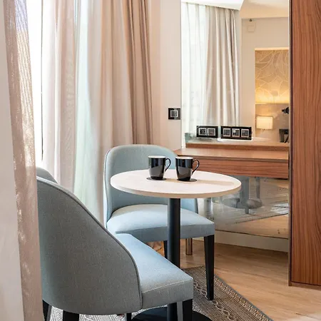 Sir Anthony Θέρετρο