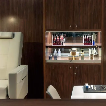 Sir Anthony Θέρετρο