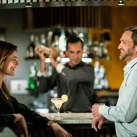 Sir Anthony Θέρετρο